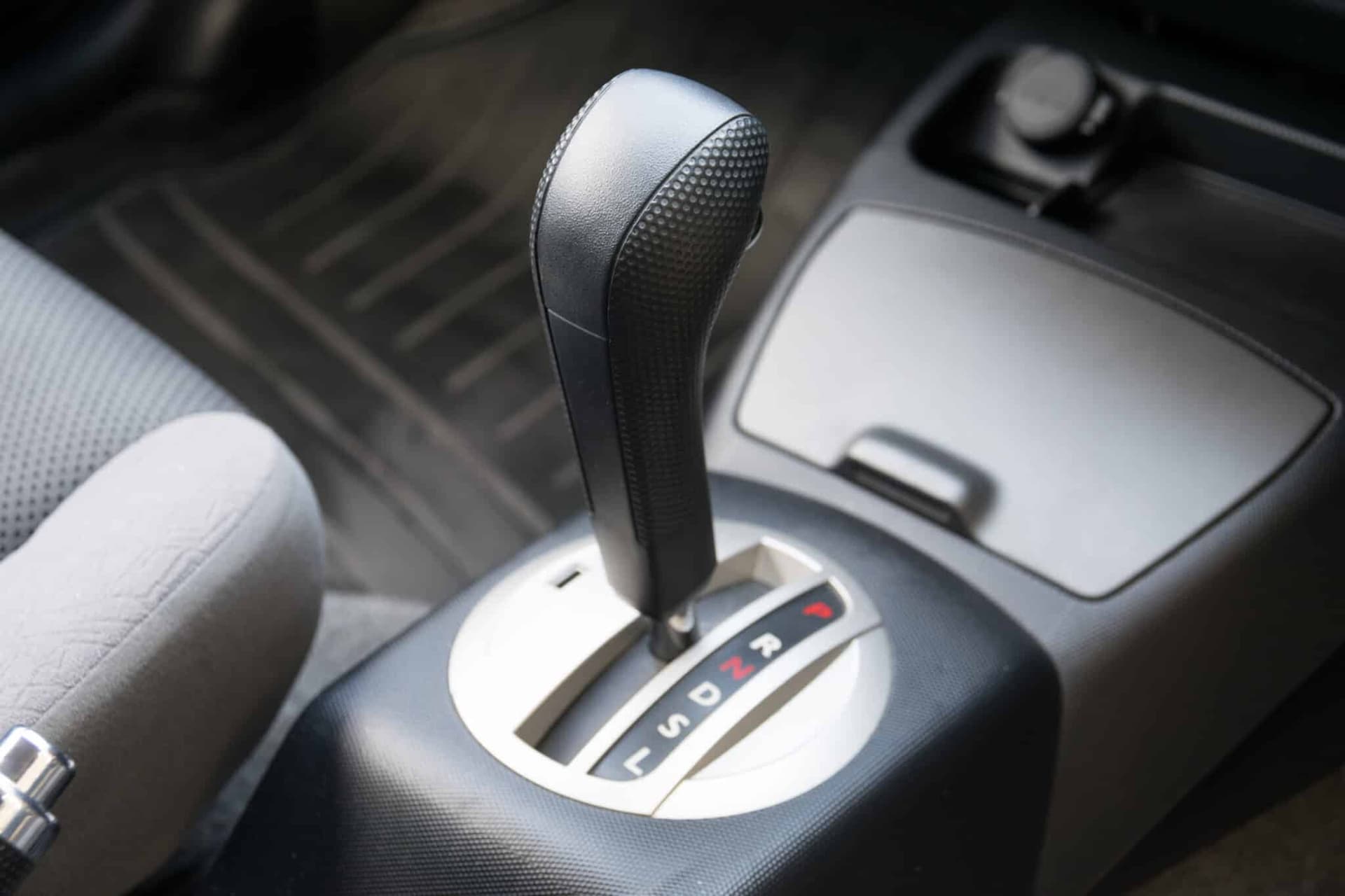 Acheter une voiture neuve en boîte automatique : pourquoi est-ce plus cher qu’une manuelle ?